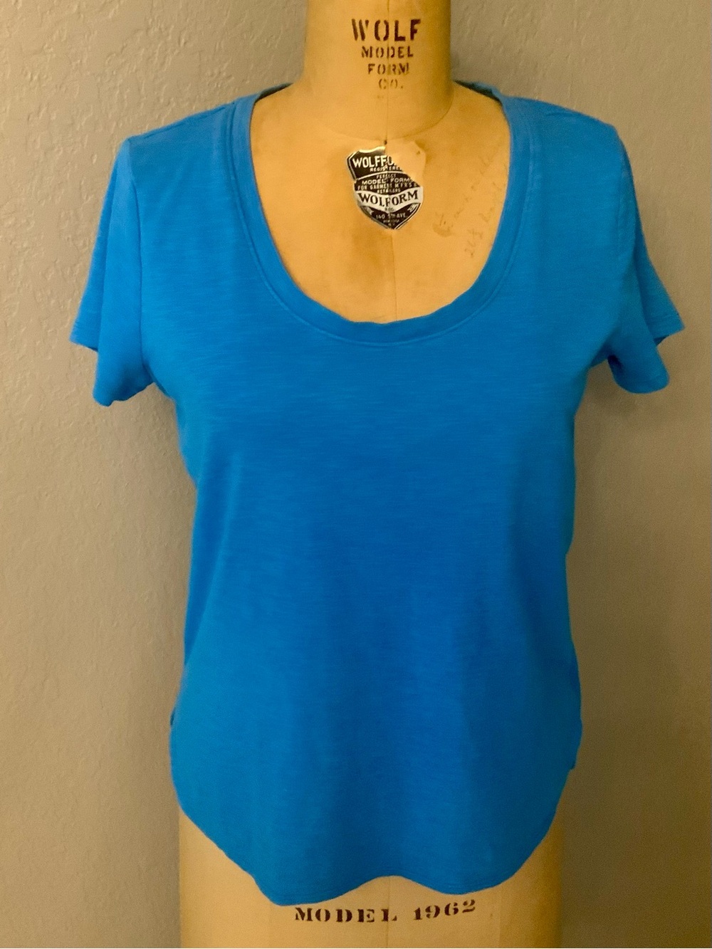 Tommy Bahama Women's Vibrant Blue Scoop Neck Short Sleeve Tee. 100% Cotton, M